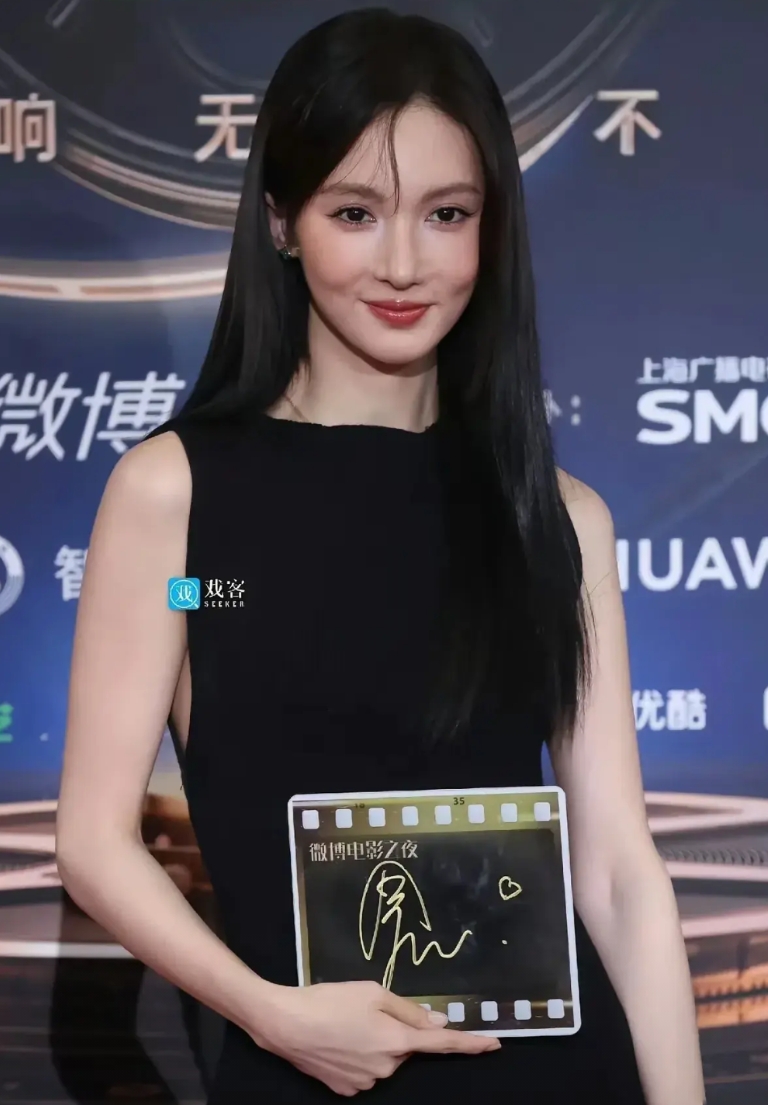 笑死人了，网友调侃金晨的脸：苹果肌在脸上各演各的。

别的女明星都是靠颜值取胜，