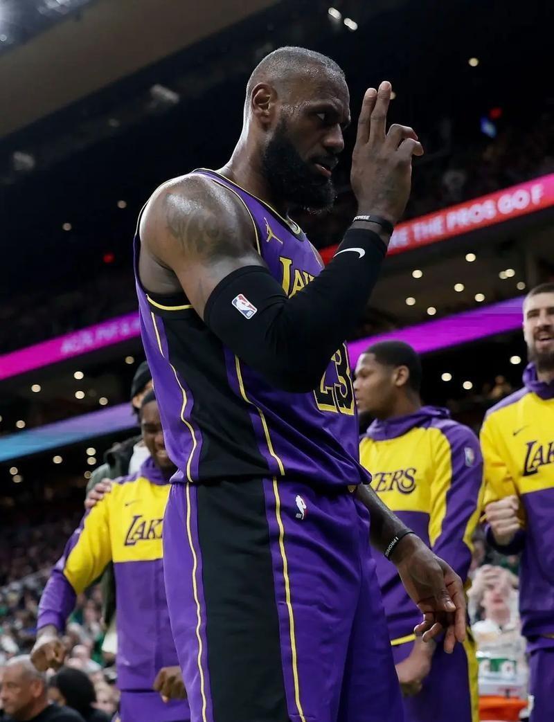 湖人这副牌东契奇当大王，詹姆斯和里弗斯谁当小王？
等詹姆斯再回来怎么办？球只有一