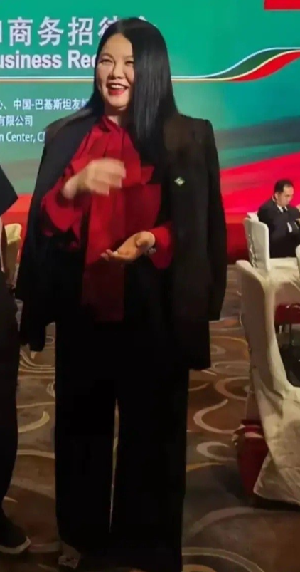 终于理解了李湘为什么每天都是披衣服了。 ​​​