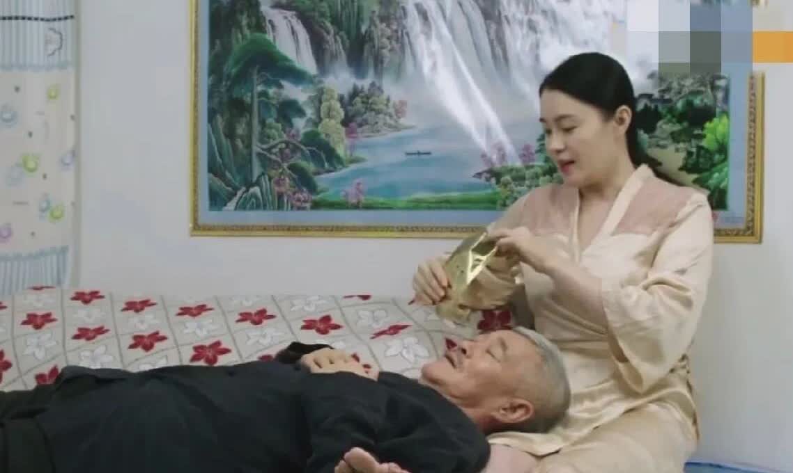 这是什么电视剧的剧照，太逗了吧，都一把年纪了还需要敷面膜。看照片中的关婷娜像是冻