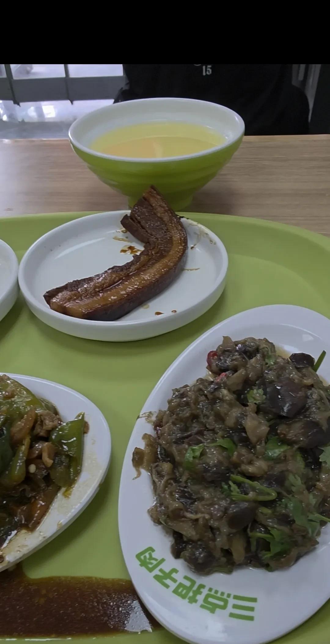 有些人的素质确实是很差……
中午去快餐店吃饭，正吃着，对面过来一个小伙子。门口有
