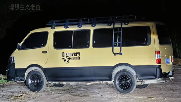 拆掉后排座椅，金龙海狮改装床车旅行，长轴露营车可用空间更充足