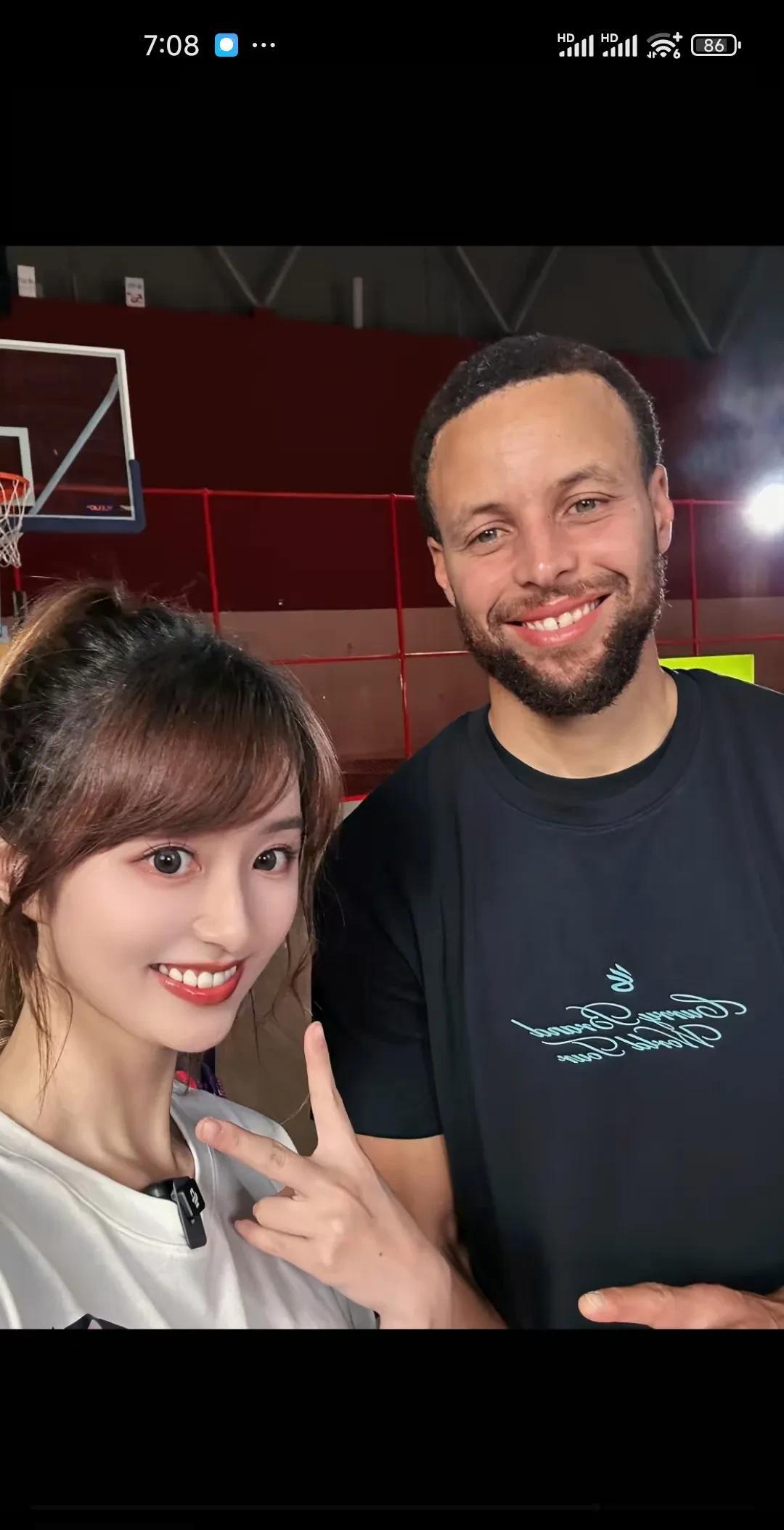 小七这下高兴了！
库里中国行，解说员小七终于可以跟偶像库里合照了，
小七一直是库