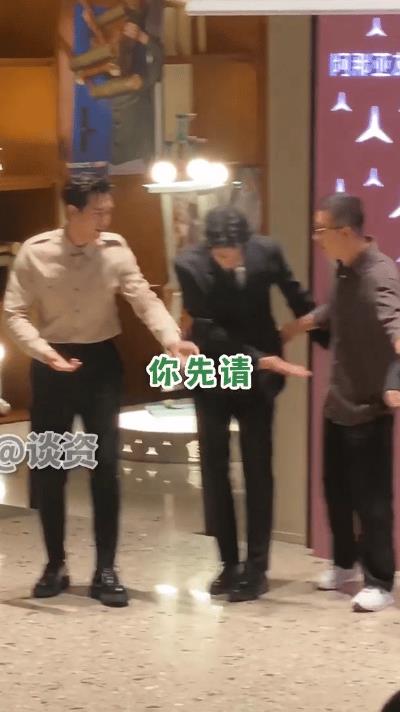 大家快来嗑！
李现把183的魏大勋抱到了C位！
真没想到，男人之间的情谊竟然这么