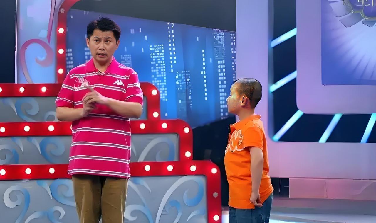 画面中，正在示范表演的小帅哥，是著名青年相声艺术家何云伟，看起来，他神清气爽，心