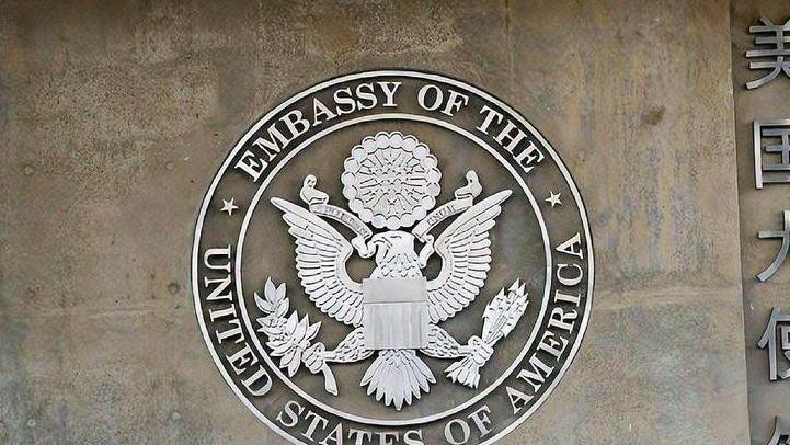 装都不装了，美大使馆在中国公开悬赏，法国嗅到风向，伊朗危险了