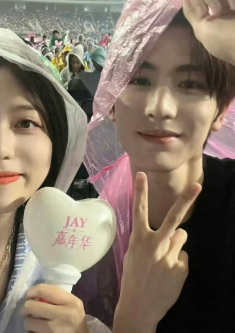 张凌赫这偶遇拍得也太像情侣照了吧！明明是偶然同框，却愣是被他拍出了满屏的氛围感，