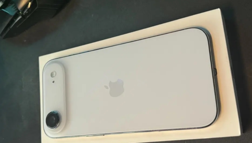 第一个iPhone Air“受害者”出来了，吐槽太大，女生无法一手掌控之；单扬声