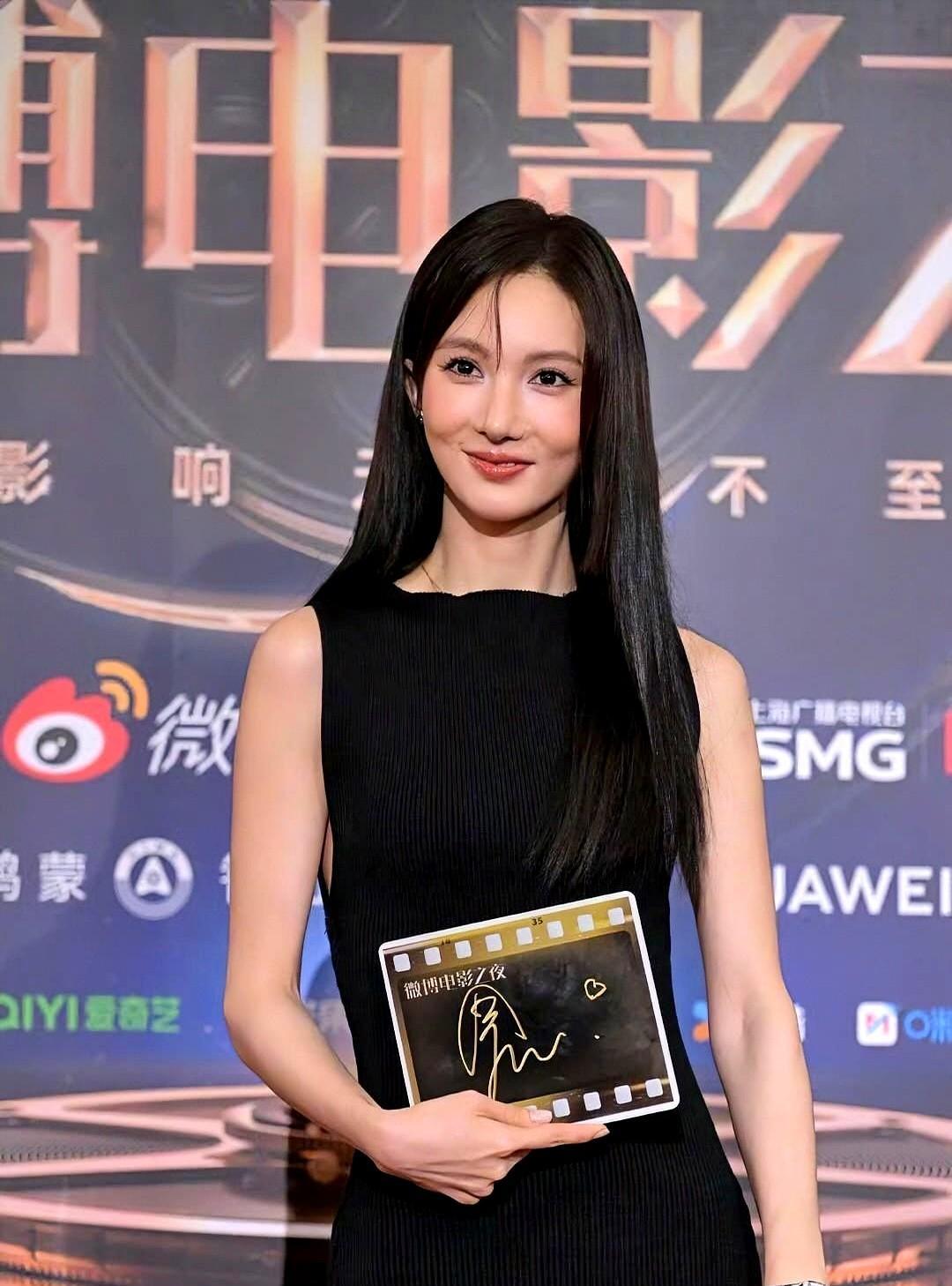 看了金晨最新活动再也不敢动脸了！
突然想起《无心法师》里的月牙，那时候她脸上还有