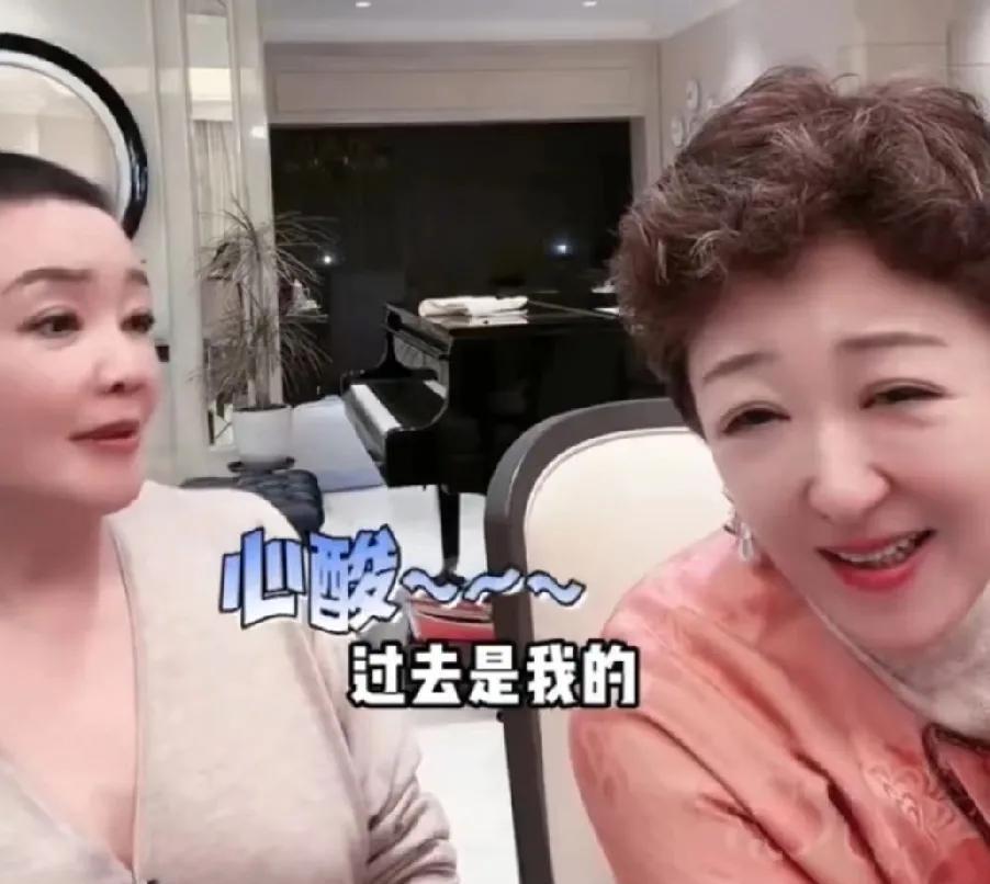 张兰是真大方呀
都说情敌见面分外眼红
张兰跟汪大爷的现任见面
俩人非但不眼红  