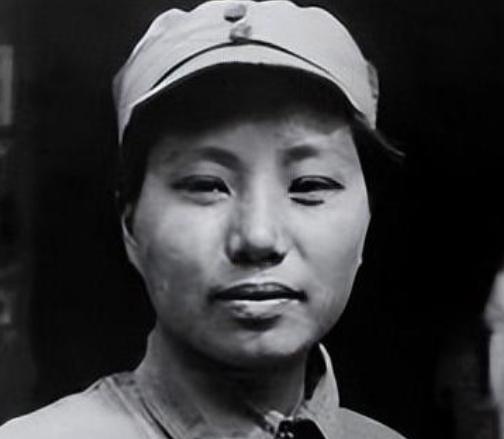 1937年，15岁女红军被敌人抓住，正要被砍头时，一名敌军官走过来，摸摸她的脸：