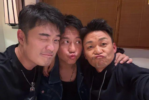 邓超晒与陈赫王宝强亲亲照 网友直呼梦回跑男2014