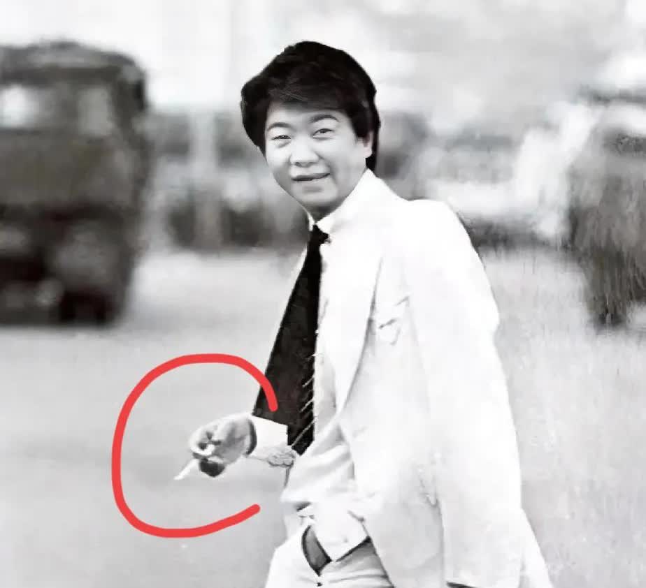 蔡澜烟不离手活到了83！

他曾说过，抽烟伤肺、喝酒伤肝、吃肉伤胃，可是，不