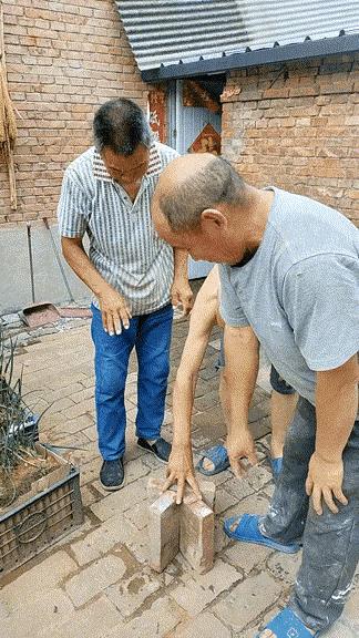 请问友友们，这个动作究竟难不难？
一只手五个指头夹五块砖，你们能把砖提起来吗？#