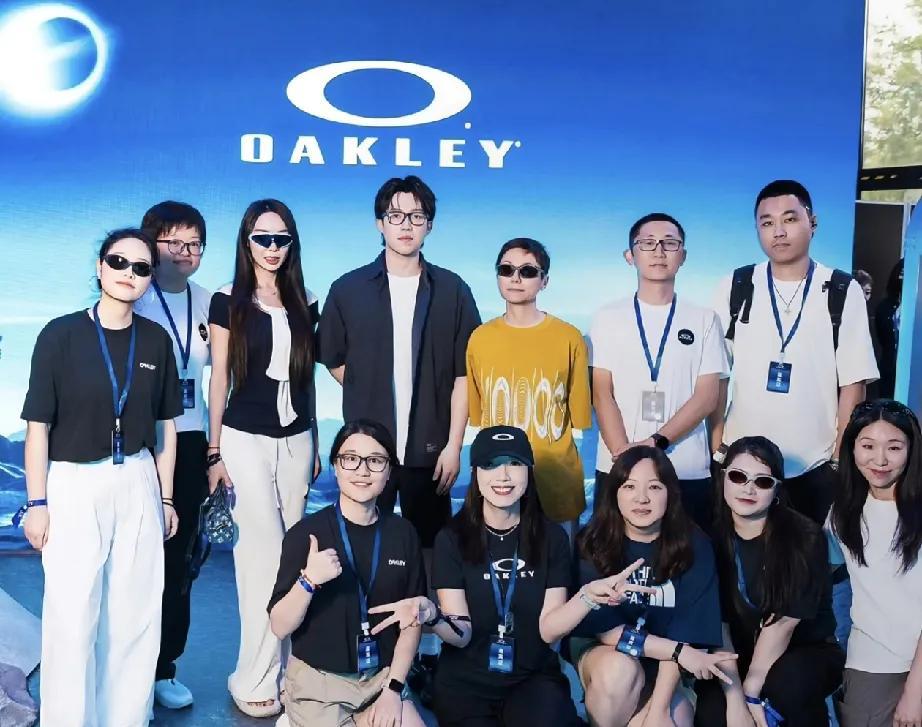 欧克利活动合照来啦！
王楚钦的绅士手时刻体现，看的人心暖暖的。
怎么说呢，头哥帅