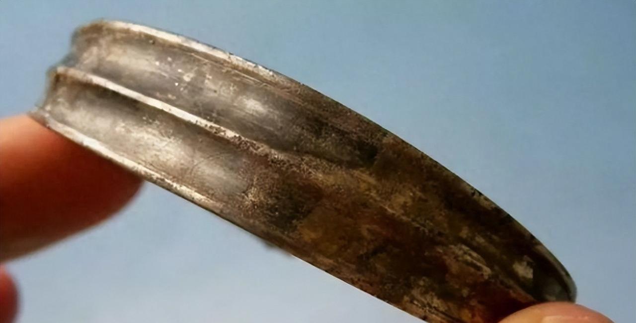1300年前，唐朝一名贵妇将一个小纸条塞入银手镯的夹层中，这张纸条也被她带入了坟