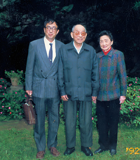 
#老照片#
1992年，著名导演谢晋，前去拜访张学良、赵一荻，一起留下的珍贵纪