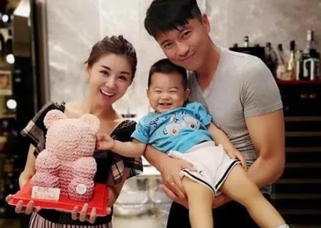 有一次，李小萌和王雷吵架，气急的李小萌一个人跑到院子里磨蹭了二十多分钟也不见王雷