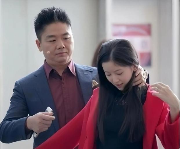 刘强东携娇妻国外浪漫度假，章泽天尽显时尚，夫妻恩爱超吸睛
刘强东，京东的掌舵人，