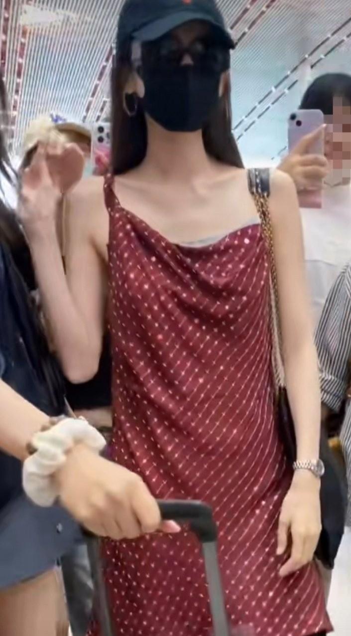 娜扎这也太瘦了吧，跟纸片儿似的！真没必要瘦成这样啊，看着就不太健康，现实里要是见