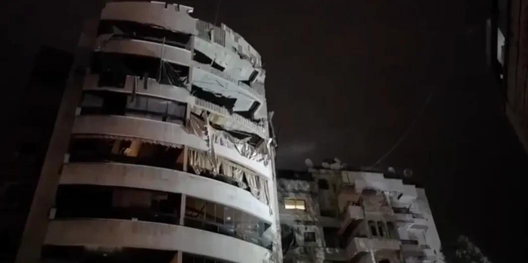 以色列空军刚刚对贝鲁特南部郊区的一栋高层公寓楼进行了一次不寻常的精确空袭。
因为