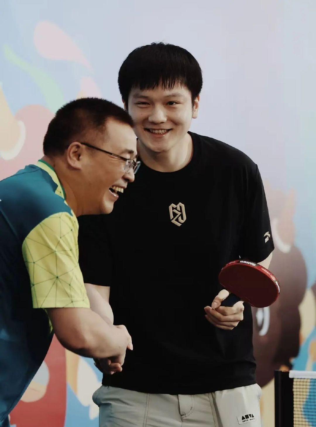 在今天上海杨浦区举行的的“国球三进”活动中，樊振东说：#樊振东说享受运动是体育最