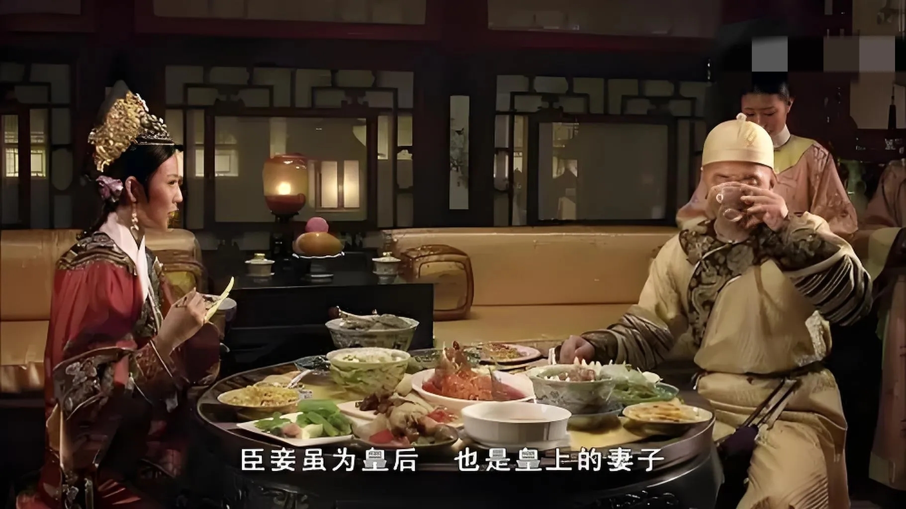 蔡少芬用假红烧肉坑陈建斌，结果成就《甄嬛传》最真实镜头！现在演员假吃装相，当年老