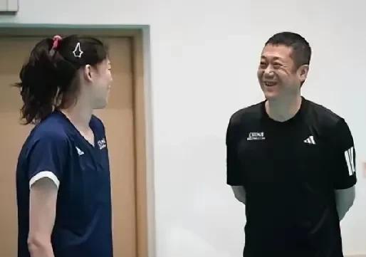 平时看到赵勇难得一笑
关心和关注李盈莹，
还真像那么回事儿，
教练的言行举止和态