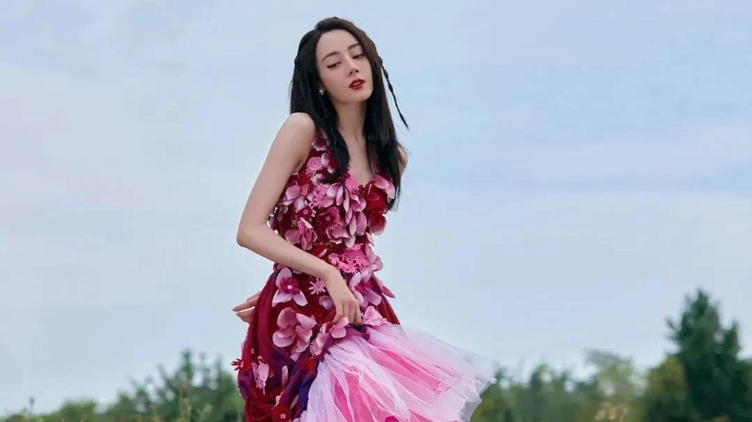 明星“作妖”图鉴：戏外荒诞远胜戏内精彩
2025年的娱乐圈，恰似一场永不落幕的癫