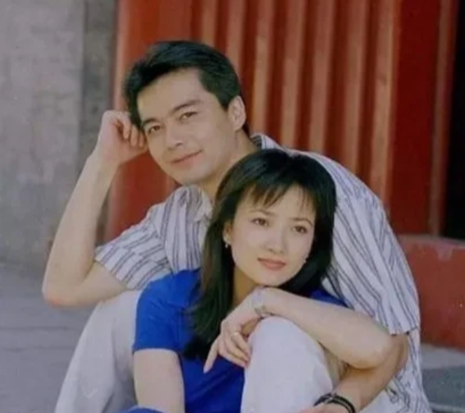 1995年，许亚军为了和何晴在一起，向妻子张晞提出了离婚，气得她心脏病发作，差点