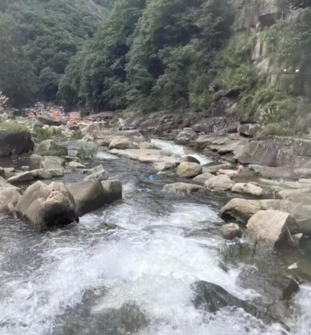 杭州，一游客手机落水，附近村民捞起后张口索要1500元