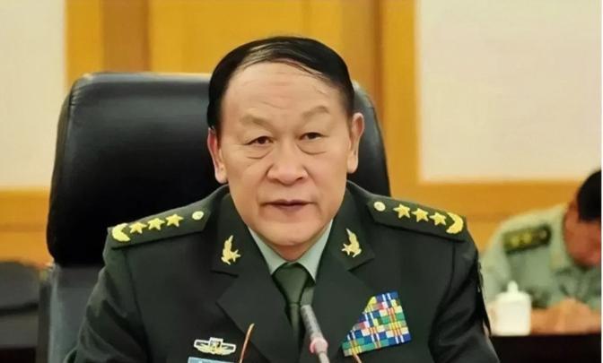 梁光烈上将，穿便装回老家探亲，司务长出身！
2021年春天，四川绵阳三台县景福镇