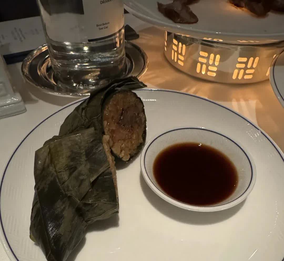 李湘吃粽子也能吃出高级感

人在英国，却不忘过端午节，这不李湘带着王诗龄在一