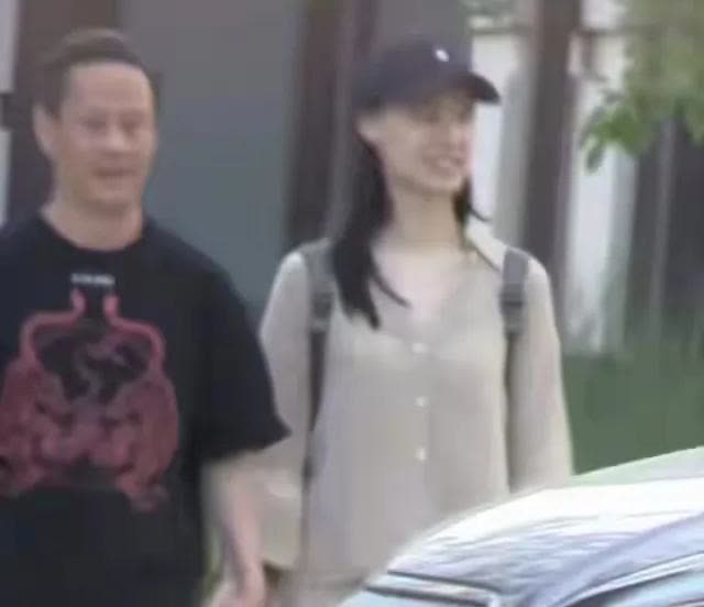 梁洛施跟马浴柯公开牵手，真的让她当初对自己是恋爱脑的形容具像化了。因为李泽楷实在