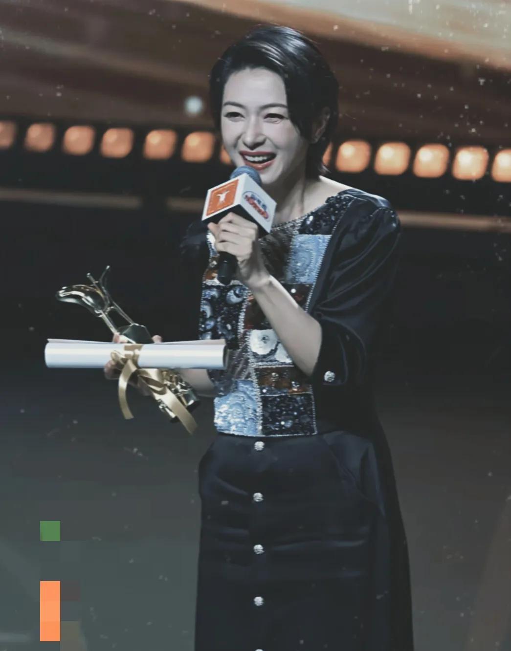 荣耀时刻！万茜斩获第27届上海国际电影节最佳女演员桂冠！6月21日晚，这位43岁