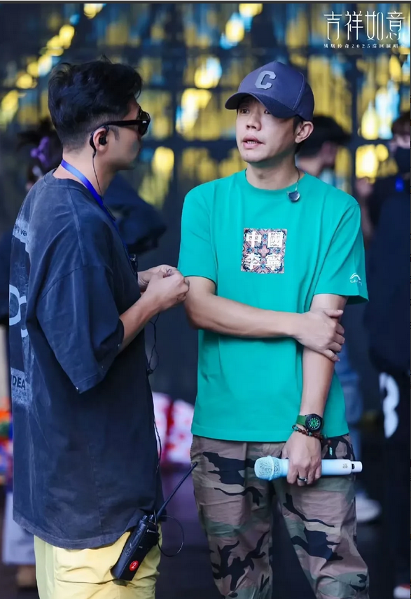 曾毅戴 "时间管理大师" 表引争议！