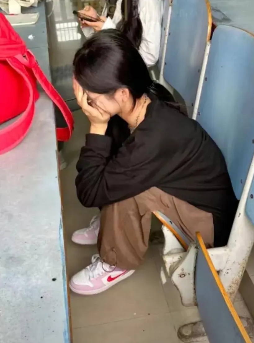 最近，江西南昌一女生发视频称，自己在教室里伸懒腰时屁股卡进椅子，导致其腰椎骨折。