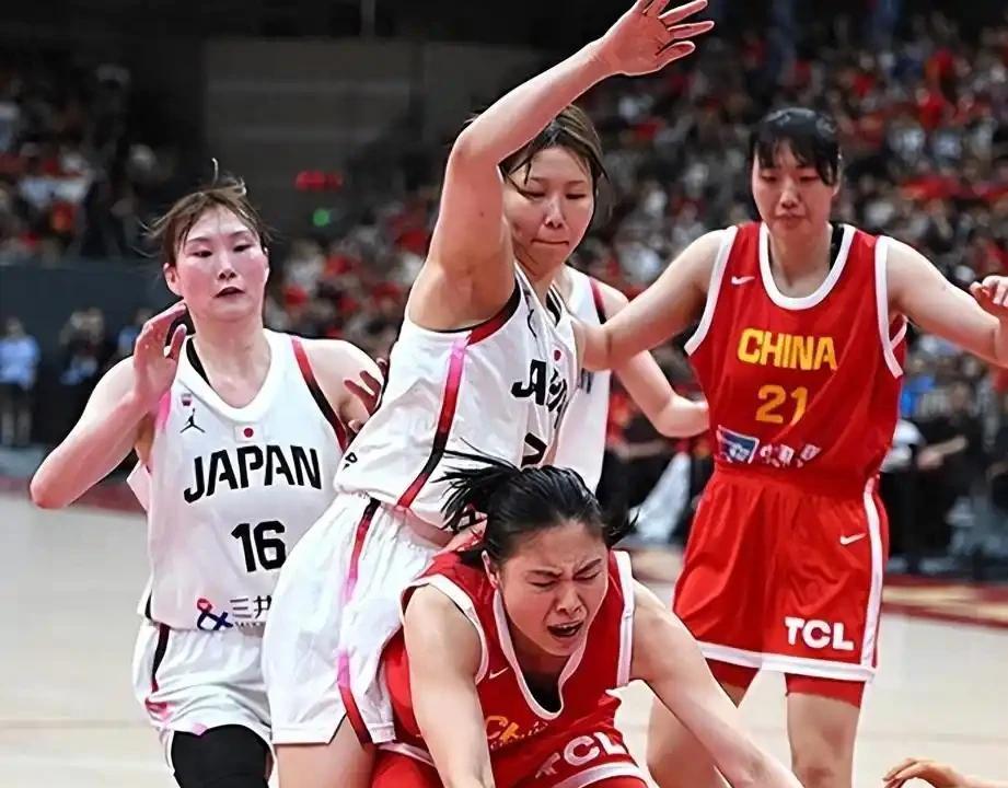中日韩球类项目实力排序：
男篮、女篮：中日相当、韩国稍逊；男足：日韩中；女足：日