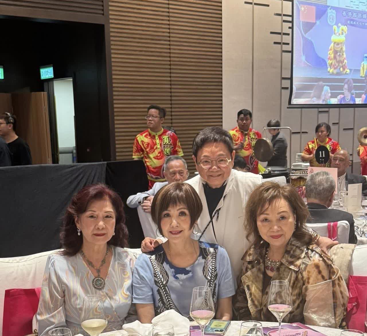 霍震寰72岁妻子出席晚宴，没戴珠宝低调坐旁边，年轻时是古装美人
香港西区妇女福