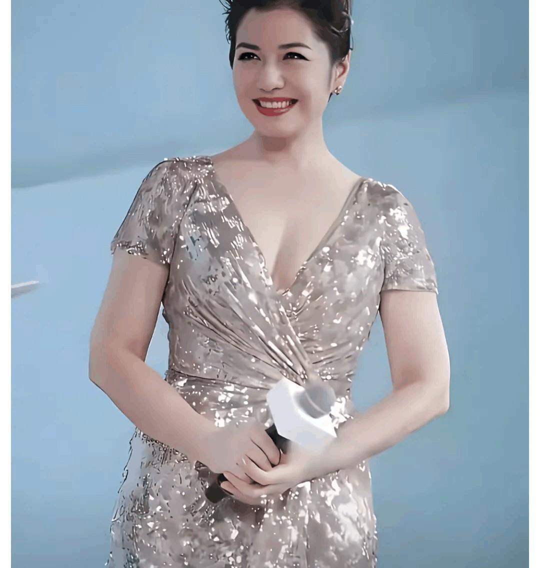 她才是真正地诠释了，什么是岁月不败的美人，60多岁依然美得发光。而且她身材保持的