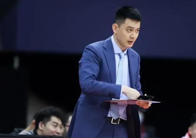 杨鸣生涯打了15个赛季到底赚了多少钱？

第一份，辽宁队4年赚了 120万元；