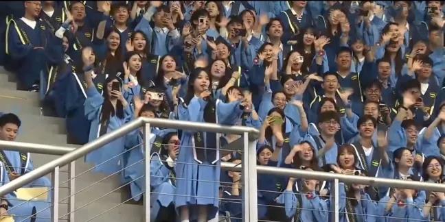 万万没有想到，
2025年青岛大学毕业典礼再一次火上热搜。
先是有《起风了》一唱