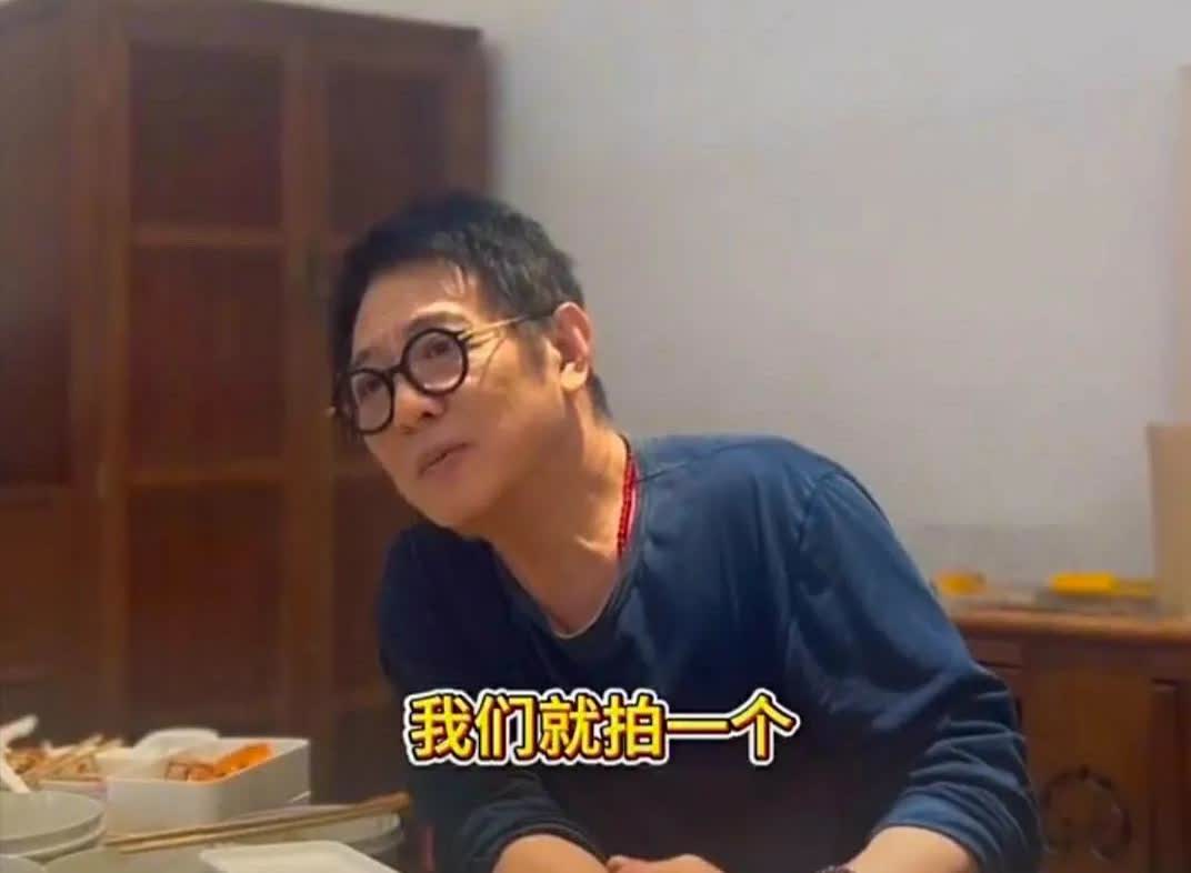 没戴天珠的李连杰精神头好多了，脸色也好了，以前脸色暗黑。脸也有肉了。