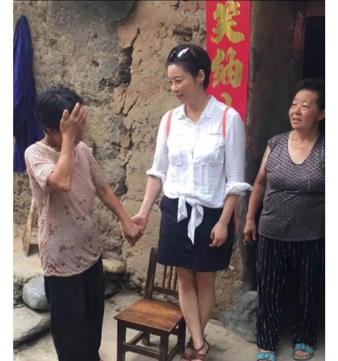 袁立，握着的双手，是力量的传递。越来越喜欢她。