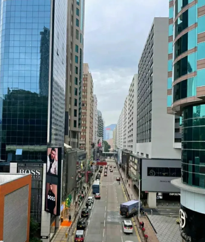 中国香港的街道和内地区别很大，路比较窄，还是水泥路，路中间居然是虚线，没有行道树