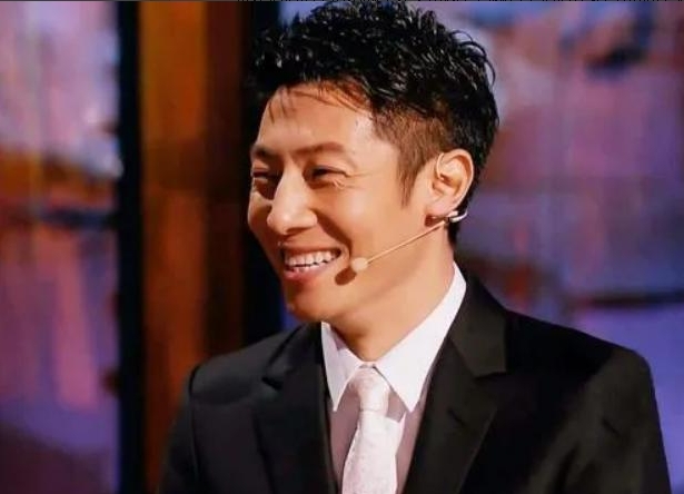 一次，撒贝宁和美女妻子李白，在大街上吵了起来，李白吼了两句话，让撒贝宁愣了3秒，