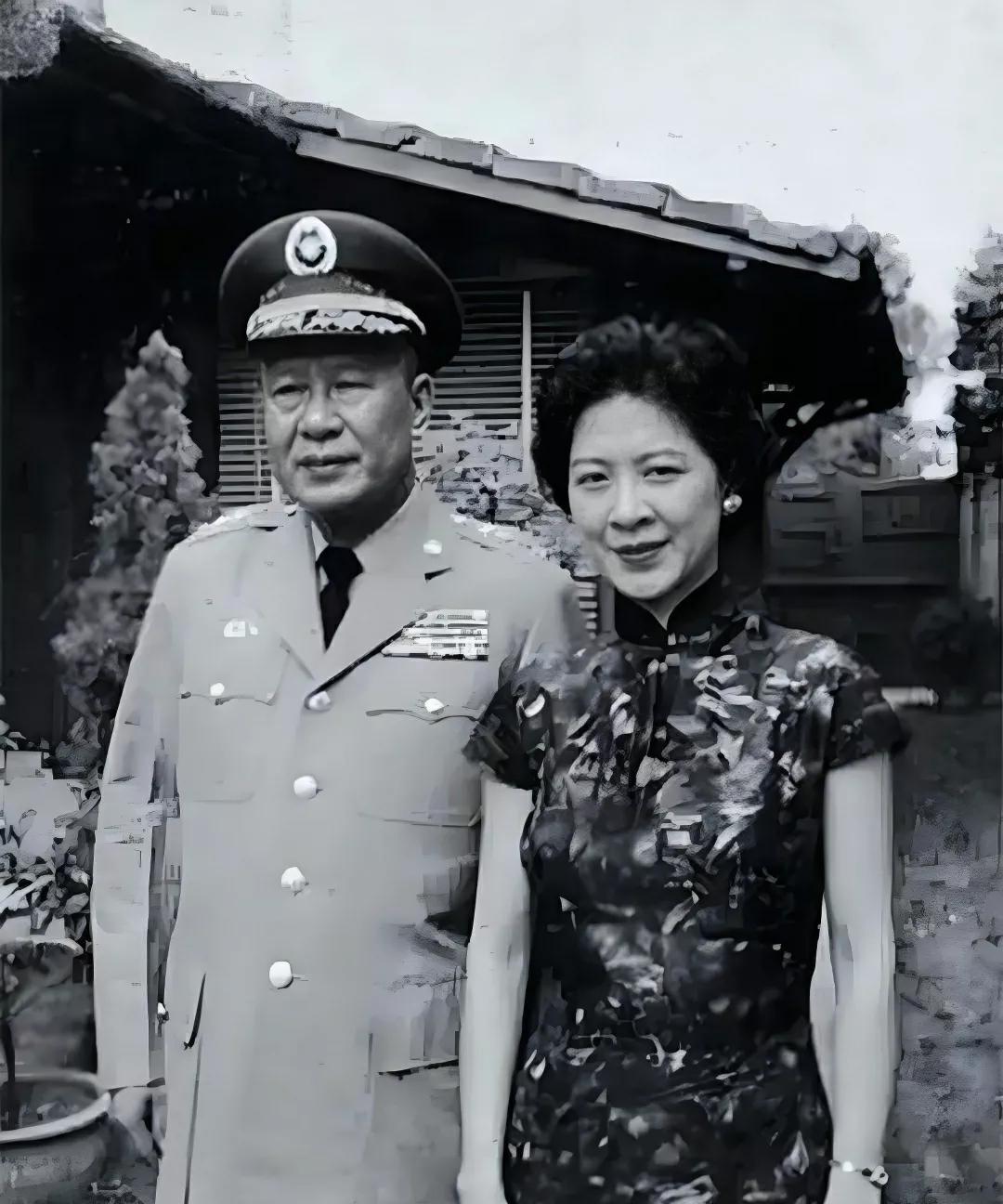 家里安空调，豪华福特车。旧上海著名的接收太太王竞白，最后老公让人家给接收了…
抗