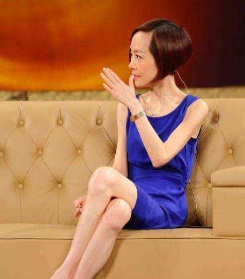 鲁豫到李连杰家里吃饭，李连杰说：听说你每天只吃3粒米饭，晚上饿了就喝水是吗？
人
