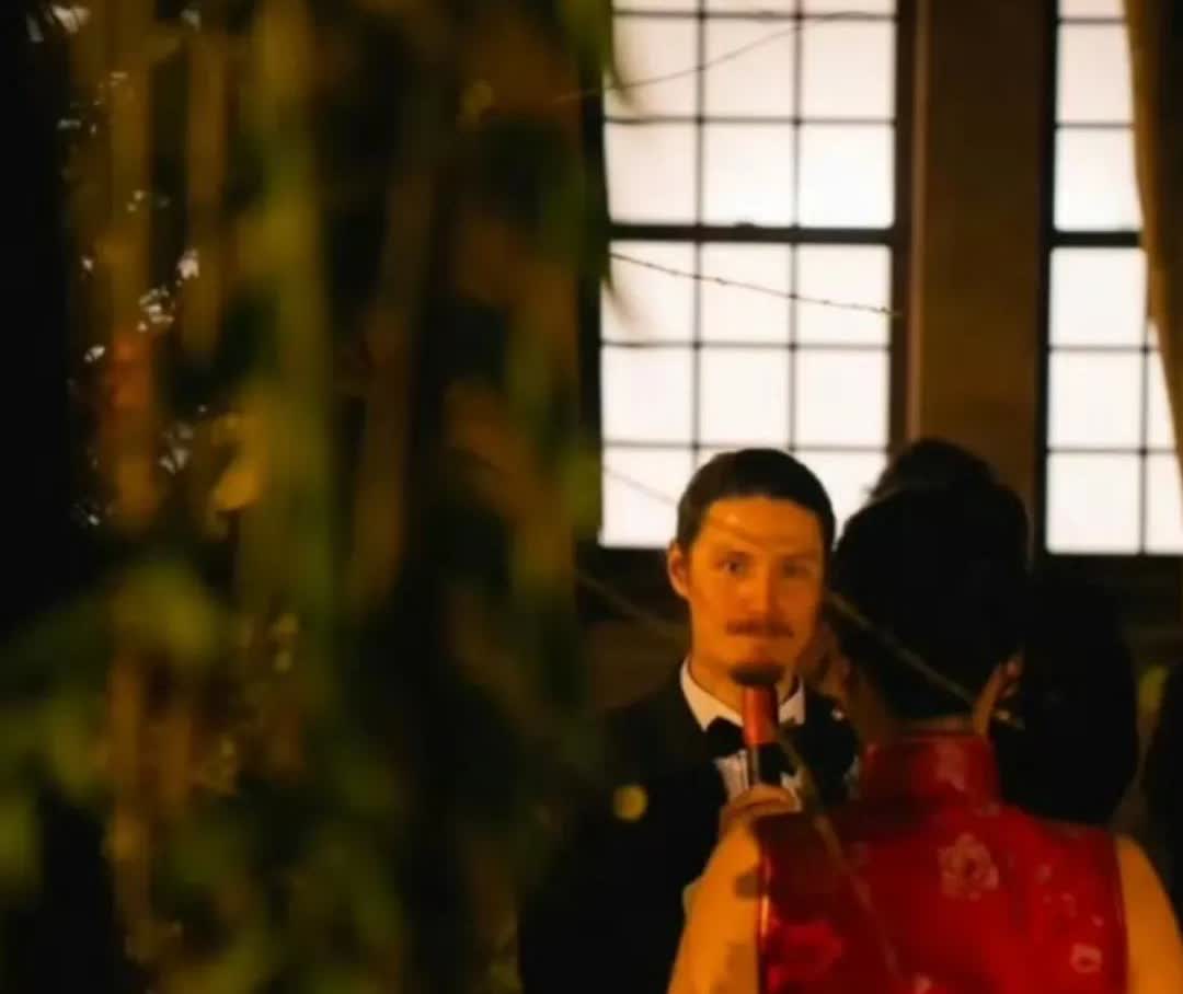 恭喜恭喜！
歌手周华健儿子官宣结婚,并且第一次晒出了和老婆的同框照片。
还是