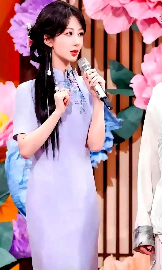 我发现杨紫哪哪都好

但是就是有一个很致命的缺点

不是身材不好，也不是颜值不高